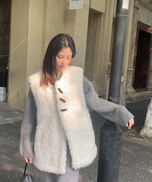 Ritzy(リッツィー)の「ダッフルボタン付きボアベスト(ダウンベスト・レディース・ブラック/ホワイト/モカ・L/M)」の9枚目の写真