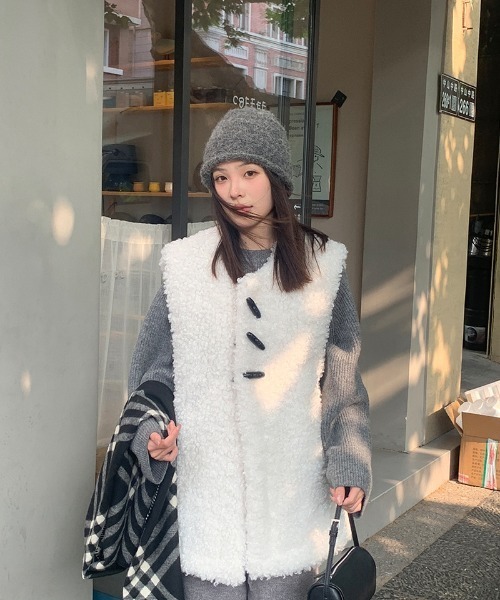 Ritzy(リッツィー)の「ダッフルボタン付きボアベスト(ダウンベスト・レディース・ブラック/ホワイト/モカ・L/M)」の12枚目の写真