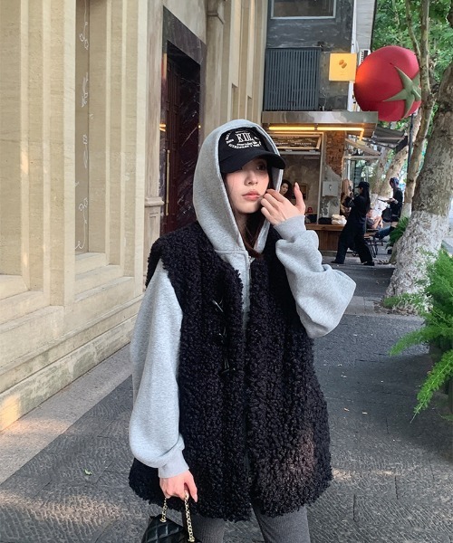 Ritzy(リッツィー)の「ダッフルボタン付きボアベスト(ダウンベスト・レディース・ブラック/ホワイト/モカ・L/M)」の15枚目の写真