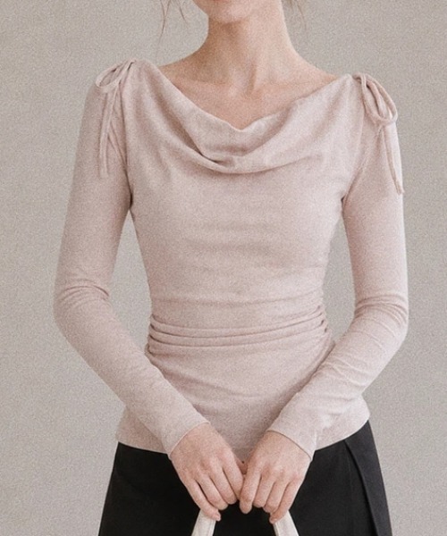 AMAJI(アマジ)の「ドレープネック ショルダーリボン カシミヤ長袖Tシャツ(Tシャツ/カットソー・レディース・ベージュ/ライトピンク・SMALL/MEDIUM/LARGE/X-LARGE)」の1枚目の写真