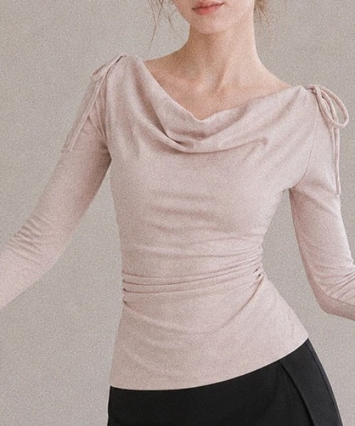 AMAJI(アマジ)の「ドレープネック ショルダーリボン カシミヤ長袖Tシャツ(Tシャツ/カットソー・レディース・ベージュ/ライトピンク・SMALL/MEDIUM/LARGE/X-LARGE)」の3枚目の写真