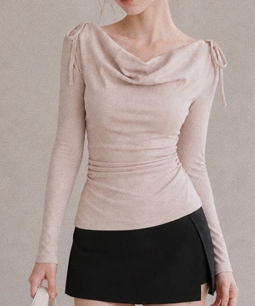 AMAJI(アマジ)の「ドレープネック ショルダーリボン カシミヤ長袖Tシャツ(Tシャツ/カットソー・レディース・ベージュ/ライトピンク・SMALL/MEDIUM/LARGE/X-LARGE)」の4枚目の写真