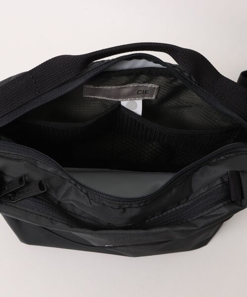 CIE(シー)の「【CIE】GRID-0 MINI SHOULDER(ショルダーバッグ・メンズ・チャコールグレー・FREE)」の4枚目の写真