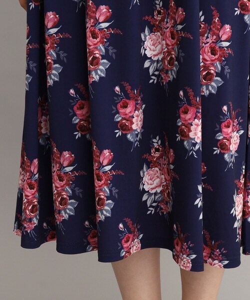 LAURA ASHLEY（ローラアシュレイ）の「【ジャージ素材／洗える／同柄アイテムあり】チスウィック柄ワンピース（ワンピース・レディース・ネイビー系・38/40）」の5枚目の写真
