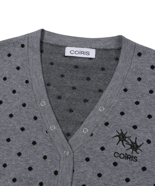 COIRIS(コイリス)の「コハル ドット Vネック スナップカーディガン (2カラー)(カーディガン/ボレロ・レディース・チャコールグレー/ブラック・FREE)」の4枚目の写真