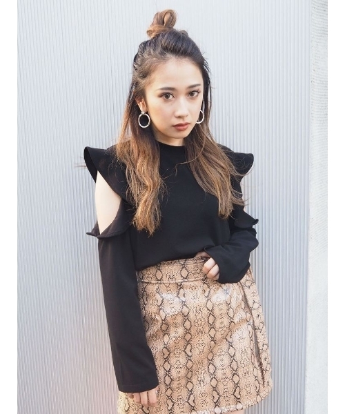 MURUA(ムルーア)の「ショルダーカッティングTOPS(ジャージ・レディース・ブラック/ベージュ・FREE)」の2枚目の写真