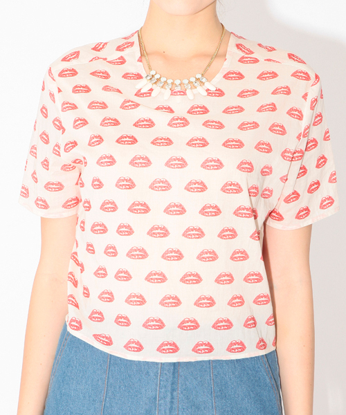 Ray BEAMS(レイビームス)の「○Ray BEAMS / リッププリント クロップドプルオーバー(シャツ/ブラウス・レディース・ブラック系その他/レッド系その他・ONE SIZE)」の7枚目の写真