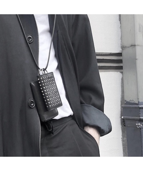 PATRICK STEPHAN(パトリックステファン)の「Leather wallet & card case 'empty-handed' all studs ネックウォレット(財布)」|ブラック×シルバー