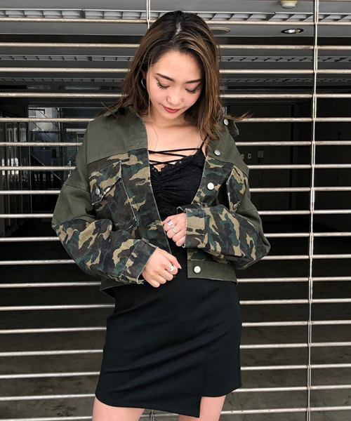 ENVYM（アンビー）の「ＢＩＧポケットデニムＪＫ（デニムジャケット・レディース・ブルー/カモフラージュ・FREE）」の2枚目の写真