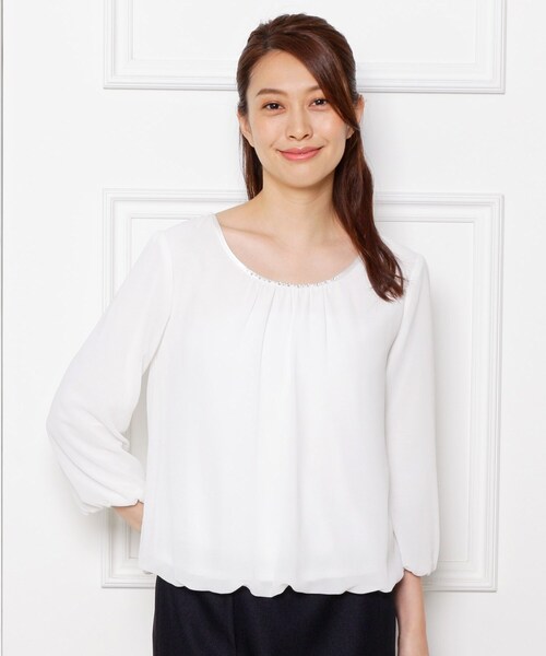 SHOO・LA・RUE（シューラルー）の「【洗える】ビジュー付きブラウス（シャツ/ブラウス・レディース・ライトグレー/ダークネイビー/ホワイト系/ホワイト系その他/ライトグレー系/ネイビー系6・01/02/03/04/05/06）」の2枚目の写真