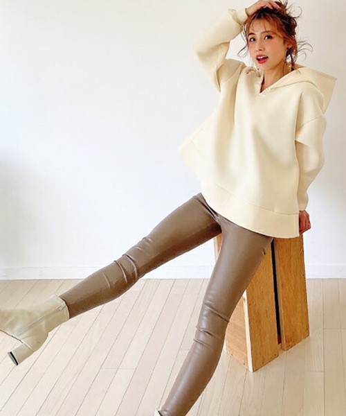 M y u(ミュー)の「キーネックパール フレアシルエット ボンディンングフーディー(パーカー・レディース・アイボリー/ブラック・FREE)」の11枚目の写真