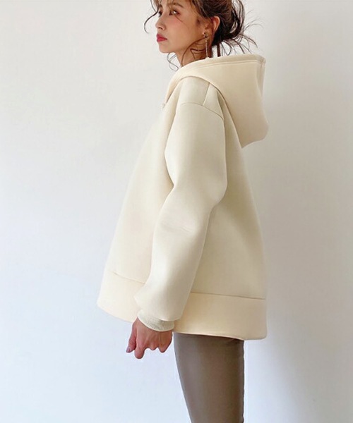 M y u(ミュー)の「キーネックパール フレアシルエット ボンディンングフーディー(パーカー・レディース・アイボリー/ブラック・FREE)」の10枚目の写真