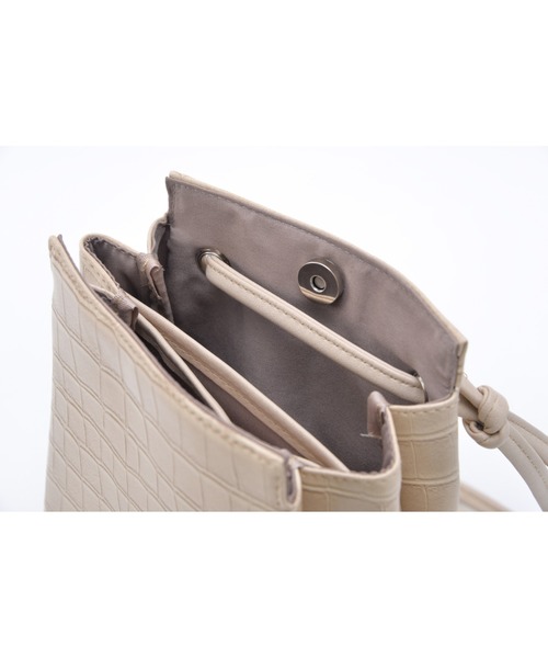 DEVICE（デバイス）の「【インフルエンサー もも × DEVICE コラボ】Rename フェイクレザー クロコ柄ショルダーバッグ（ショルダーバッグ・レディース・ブラック/ベージュ・FREE）」の9枚目の写真