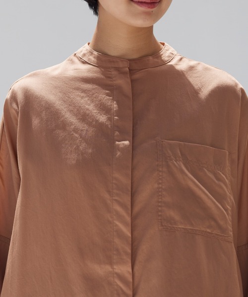 OMNES Another Edition（オムネス アナザーエディション）の「製品洗い綿サテン バンドカラービッグ七分袖シャツ（シャツ/ブラウス・レディース・ブラウン系その他・FREE）」の20枚目の写真