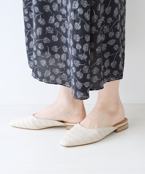 BLUEEAST（ブルーイースト）の「ストロー調メッシュフラットサンダル ミュール（サンダル・レディース・ブラック/オフホワイト・MEDIUM/LARGE）」の12枚目の写真