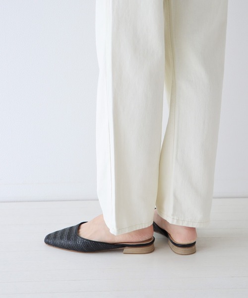 BLUEEAST（ブルーイースト）の「ストロー調メッシュフラットサンダル ミュール（サンダル・レディース・ブラック/オフホワイト・MEDIUM/LARGE）」の18枚目の写真