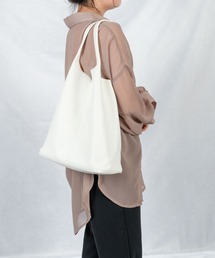 フェイクレザーポーチ付きトートバッグ