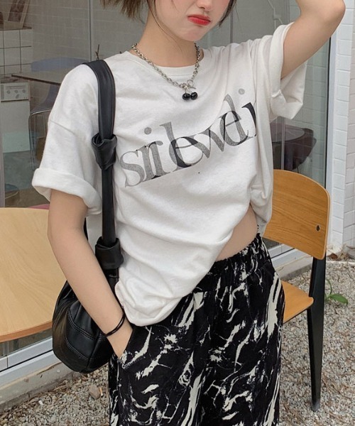 MANGROVE(マングローブ)の「シャドーロゴプリントドロップショルダーTシャツ(Tシャツ/カットソー・レディース・ホワイト/ブルー・FREE)」の1枚目の写真