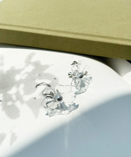 kutir（クティール）の「クリアフラワーイヤリング（イヤリング・レディース・シルバー/ゴールド・FREE）」の4枚目の写真