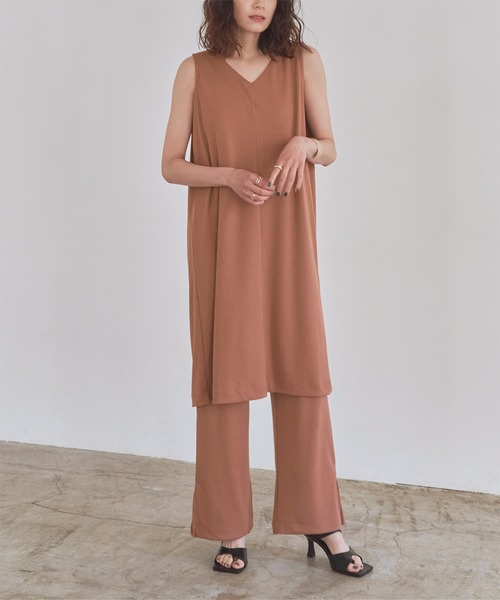 titivate（ティティベイト）の「ﾊﾞｯｸﾃﾞｻﾞｲﾝﾉｰｽﾘｰﾌﾞｾｯﾄｱｯﾌﾟ（セットアップ・レディース・ブラック/ブラウン/アイボリー/ピンク系その他・M）」の4枚目の写真