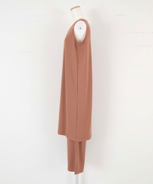 titivate（ティティベイト）の「ﾊﾞｯｸﾃﾞｻﾞｲﾝﾉｰｽﾘｰﾌﾞｾｯﾄｱｯﾌﾟ（セットアップ・レディース・ブラック/ブラウン/アイボリー/ピンク系その他・M）」の20枚目の写真