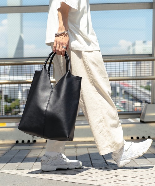 epnok（エプノック）の「フェイクレザートートBAG（トートバッグ・メンズ・グレイッシュベージュ/ブラック・FREE）」の2枚目の写真