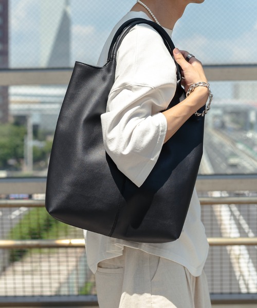 epnok（エプノック）の「フェイクレザートートBAG（トートバッグ・メンズ・グレイッシュベージュ/ブラック・FREE）」の3枚目の写真