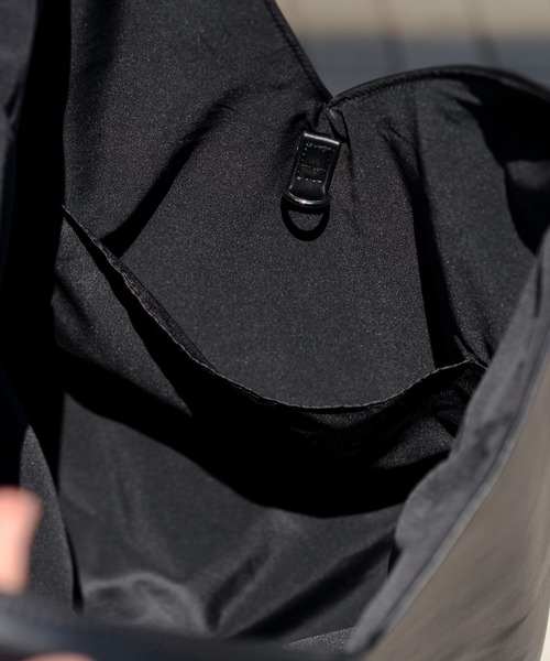 epnok（エプノック）の「フェイクレザートートBAG（トートバッグ・メンズ・グレイッシュベージュ/ブラック・FREE）」の5枚目の写真