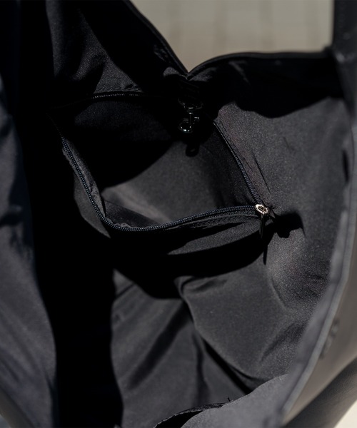 epnok（エプノック）の「フェイクレザートートBAG（トートバッグ・メンズ・グレイッシュベージュ/ブラック・FREE）」の6枚目の写真