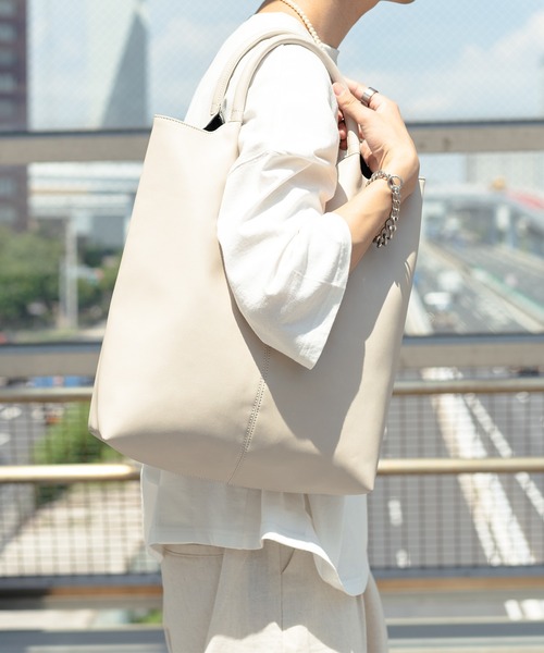 epnok（エプノック）の「フェイクレザートートBAG（トートバッグ・メンズ・グレイッシュベージュ/ブラック・FREE）」の16枚目の写真