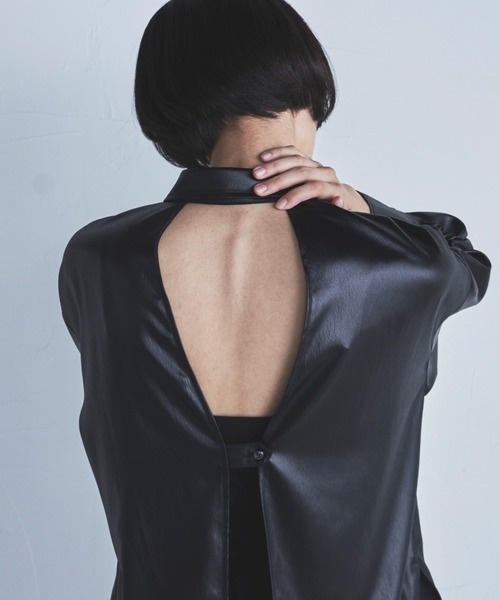 lautreamont BLEUBLANC（ロートレアモンブルーブラン）の「<lautreamont BLEUBLANC>レザーライクサテンバックオープンシャツ（シャツ/ブラウス・レディース・グレー/ブラック・9号）」の2枚目の写真