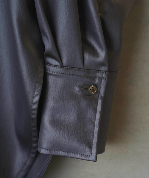 lautreamont BLEUBLANC（ロートレアモンブルーブラン）の「<lautreamont BLEUBLANC>レザーライクサテンバックオープンシャツ（シャツ/ブラウス・レディース・グレー/ブラック・9号）」の21枚目の写真