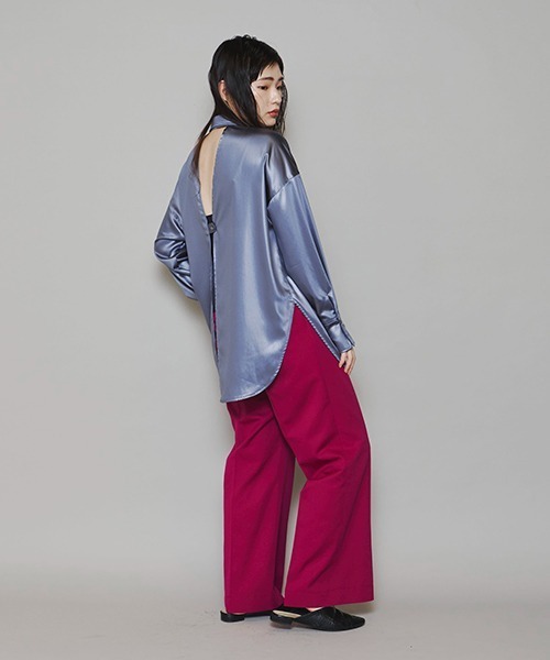 lautreamont BLEUBLANC（ロートレアモンブルーブラン）の「<lautreamont BLEUBLANC>レザーライクサテンバックオープンシャツ（シャツ/ブラウス・レディース・グレー/ブラック・9号）」の3枚目の写真