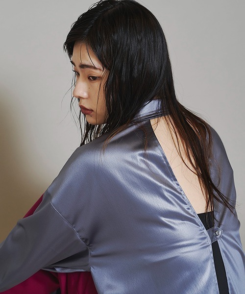 lautreamont BLEUBLANC（ロートレアモンブルーブラン）の「<lautreamont BLEUBLANC>レザーライクサテンバックオープンシャツ（シャツ/ブラウス・レディース・グレー/ブラック・9号）」の17枚目の写真