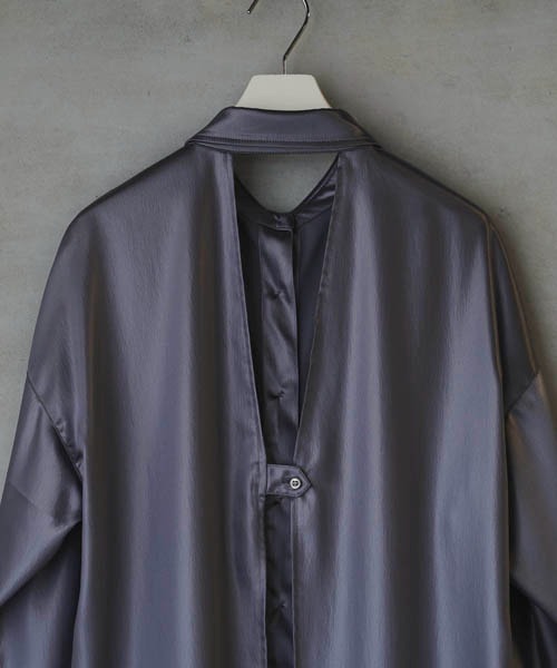 lautreamont BLEUBLANC（ロートレアモンブルーブラン）の「<lautreamont BLEUBLANC>レザーライクサテンバックオープンシャツ（シャツ/ブラウス・レディース・グレー/ブラック・9号）」の4枚目の写真
