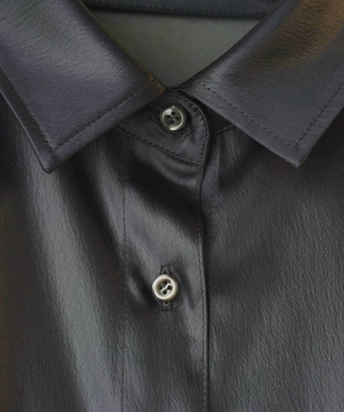 lautreamont BLEUBLANC（ロートレアモンブルーブラン）の「<lautreamont BLEUBLANC>レザーライクサテンバックオープンシャツ（シャツ/ブラウス・レディース・グレー/ブラック・9号）」の14枚目の写真