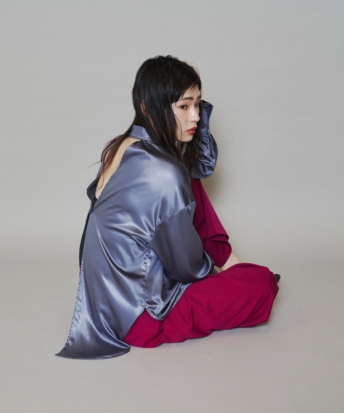 lautreamont BLEUBLANC（ロートレアモンブルーブラン）の「<lautreamont BLEUBLANC>レザーライクサテンバックオープンシャツ（シャツ/ブラウス・レディース・グレー/ブラック・9号）」の10枚目の写真
