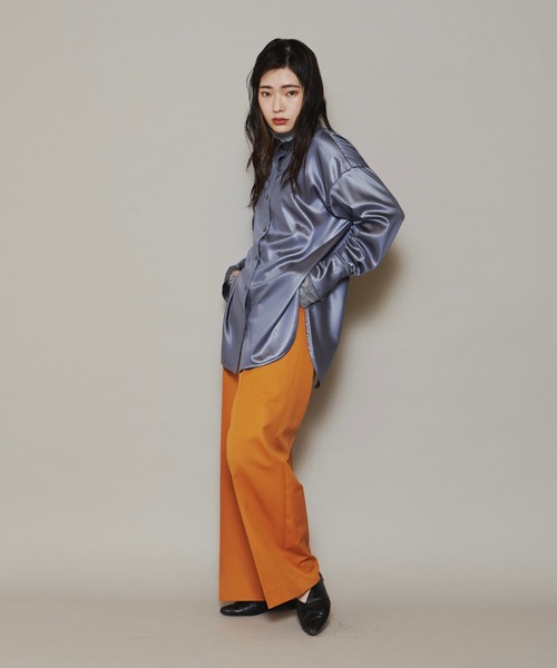 lautreamont BLEUBLANC（ロートレアモンブルーブラン）の「<lautreamont BLEUBLANC>レザーライクサテンバックオープンシャツ（シャツ/ブラウス・レディース・グレー/ブラック・9号）」の5枚目の写真