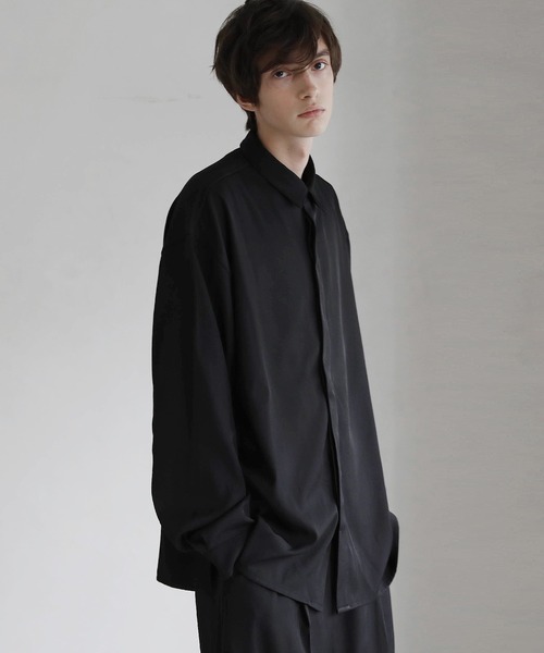 LILL（リル）の「ポリトロビッグシルエット比翼付きトロミ長袖シャツ（シャツ/ブラウス・メンズ・ホワイト/ブラック/グレー/グレー系・S/M/L/XL）」の2枚目の写真