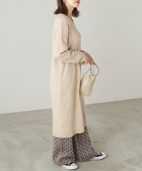 Chaco closet(チャコ クローゼット)の「カシミア混Vネックニットロングワンピース(ワンピース・レディース・オレンジ/ブラック/グレー/ベージュ・FREE)」の16枚目の写真