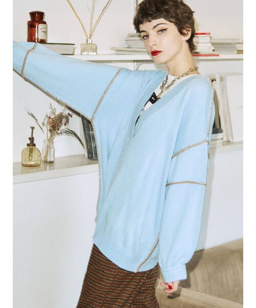 jouetie（ジュエティ）の「深Vネックドッキングニット（ニット/セーター・レディース・ライトブルー/ブラック/レッド/グリーン・MEDIUM）」の5枚目の写真