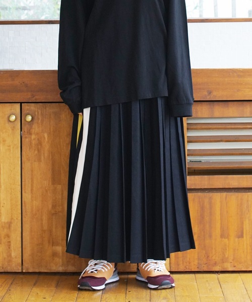 bedsidedrama（ベットサイドドラマ）の「【SAMVA】Line Pleats Skirt（スカート・レディース・ネイビー/ブラック・1）」の2枚目の写真