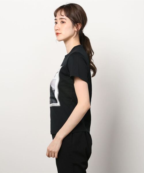 EMPORIO ARMANI(エンポリオアルマーニ)の「【エンポリオ アルマーニ】EMPORIO ARMANI ロゴ×フォトプリント デザインTシャツ(Tシャツ/カットソー・レディース・ブラック・40/38/42)」の6枚目の写真
