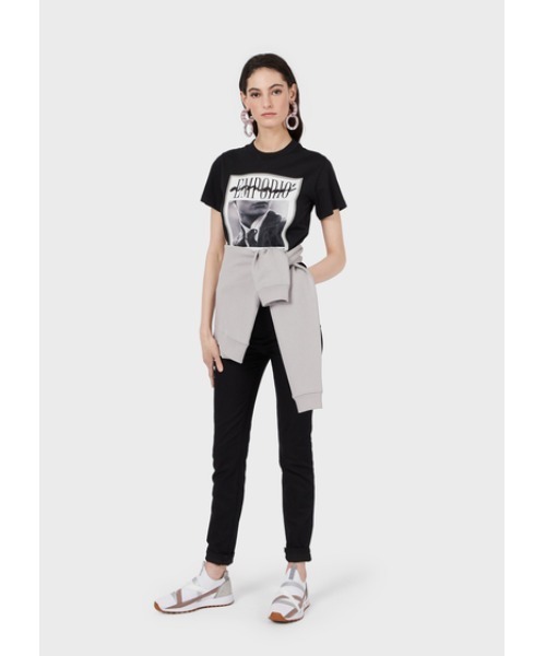 EMPORIO ARMANI(エンポリオアルマーニ)の「【エンポリオ アルマーニ】EMPORIO ARMANI ロゴ×フォトプリント デザインTシャツ(Tシャツ/カットソー・レディース・ブラック・40/38/42)」の2枚目の写真
