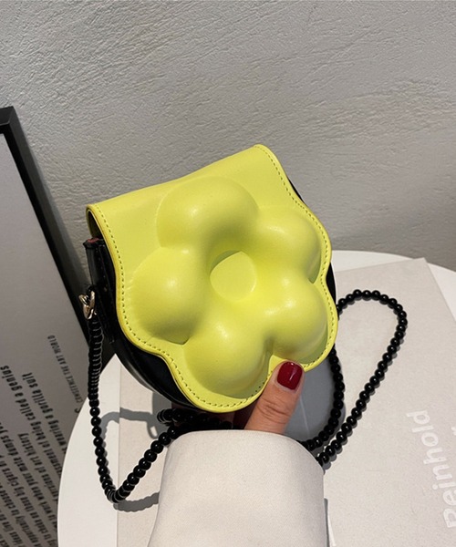 aimoha（アイモハ）の「花形ミニショルダーバッグ（ハンドバッグ・レディース・ブラック/パープル/イエロー/オレンジ/ブルー・FREE）」の4枚目の写真