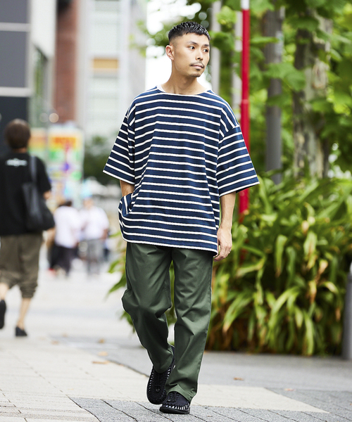 JOURNAL STANDARD relume（ジャーナルスタンダード　レリューム）の「オーバーサイズ ボートネックボーダーTシャツ（Tシャツ/カットソー・メンズ・ブラック/グリーン/ブルー/ネイビー・MEDIUM/LARGE）」の6枚目の写真