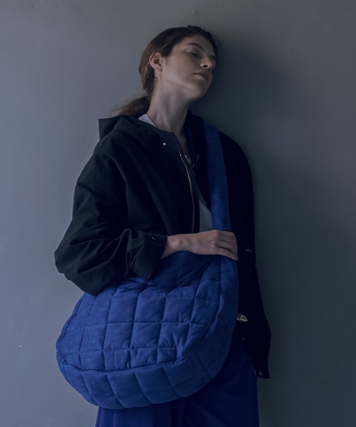 shiki tokyo（シキトウキョウ）の「Oversized Quilting Suede Shoulder Bag / オーバーサイズキルティングスウェードバッグ（ショルダーバッグ・メンズ・ブラック/ブルー/ホワイト・FREE）」の7枚目の写真