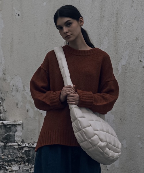 shiki tokyo（シキトウキョウ）の「Oversized Quilting Suede Shoulder Bag / オーバーサイズキルティングスウェードバッグ（ショルダーバッグ・メンズ・ブラック/ブルー/ホワイト・FREE）」の10枚目の写真