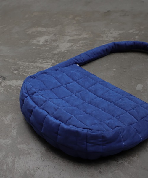 shiki tokyo（シキトウキョウ）の「Oversized Quilting Suede Shoulder Bag / オーバーサイズキルティングスウェードバッグ（ショルダーバッグ・メンズ・ブラック/ブルー/ホワイト・FREE）」の20枚目の写真