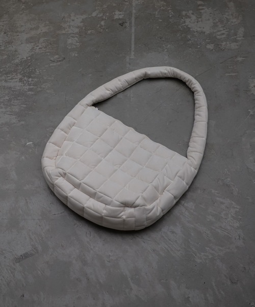 shiki tokyo（シキトウキョウ）の「Oversized Quilting Suede Shoulder Bag / オーバーサイズキルティングスウェードバッグ（ショルダーバッグ・メンズ・ブラック/ブルー/ホワイト・FREE）」の21枚目の写真